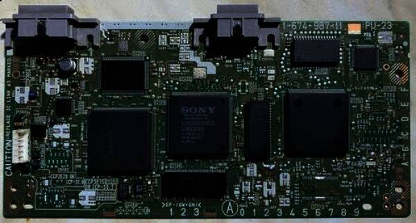 工程师正在用显微镜观察主板细节，桌上摆放着各类测量仪器和工具