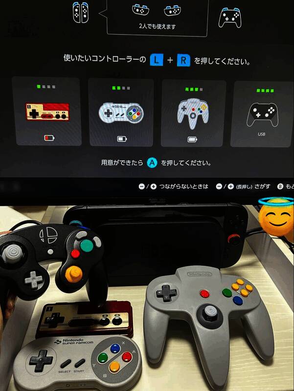 玩家展示不同年代任天堂手柄与Switch 2连接的细节画面