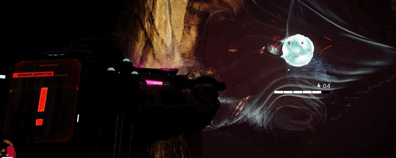 游戏中玩家正在开启红色私人物品箱,角色站在地图角落,周围环境昏暗但箱子散发红光