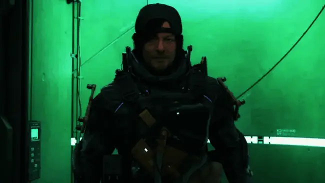 小岛秀夫在剪辑室专注制作《死亡搁浅2》最终预告片,屏幕上播放着精彩片段