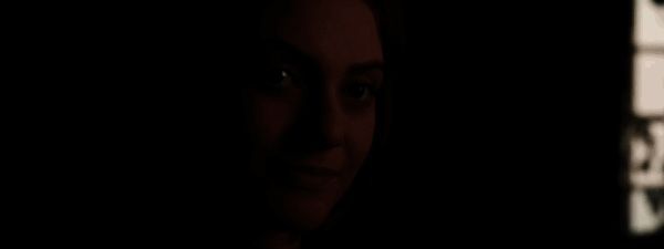 角色正在观察前方巡逻的敌人，准备实施潜行行动