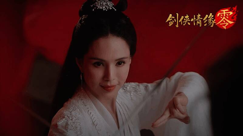 李若彤身穿古风服饰，手持长剑，眼神坚定，背景为水墨风格的江湖画卷