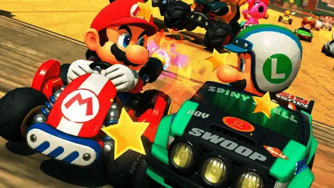 吉田修平接受采访现场照片,神情专注地回答问题