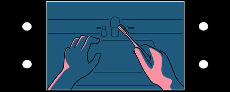 少女在家中的客厅场景,背景气氛略显诡异,陌生男子坐在沙发上神情凝重