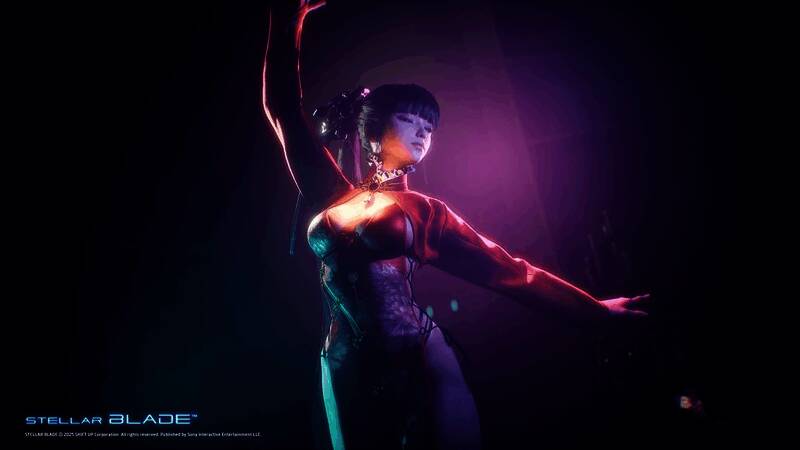 金亨泰接受采访现场照片,身穿休闲装,面带微笑