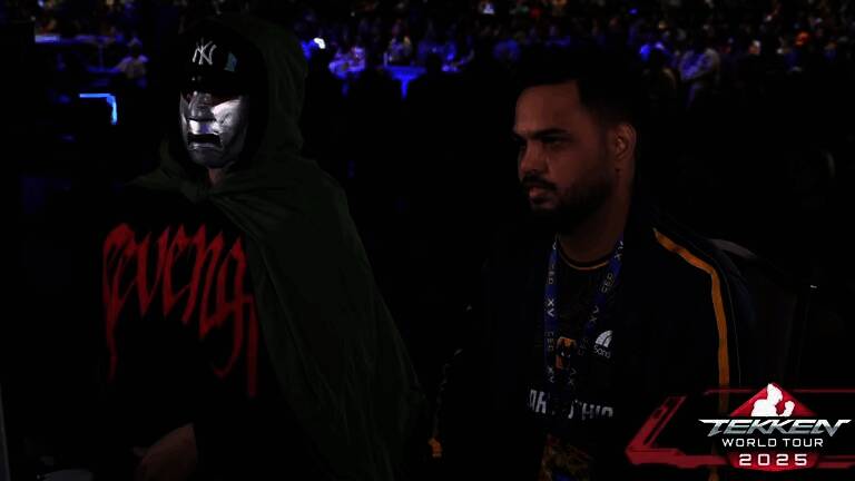 一位选手身穿毁灭博士服装,头戴金属面具,站在比赛舞台中央,周围观众惊愕注视