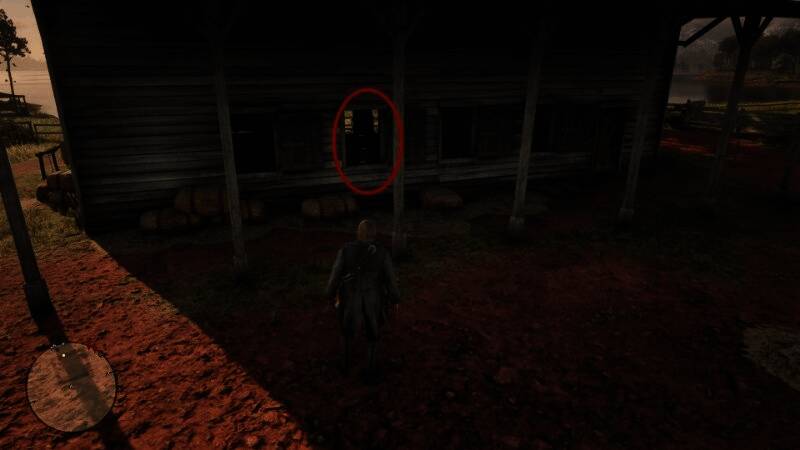 主角正在温柔地为土库曼马梳理毛发，马匹神情放松