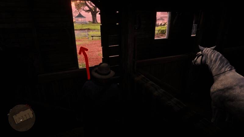 主角站在高地上远眺，远处临时马匹正在奔跑