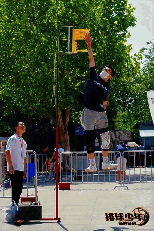 玩家积极参与摸高挑战项目,现场气氛热烈非凡