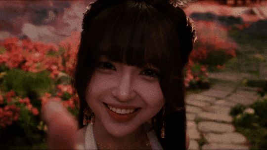 师父净无欲手持拂尘，笑容神秘地望向镜头