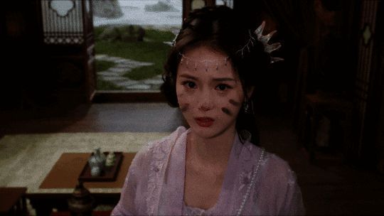 师侄闻人澜珂顽皮地站在小师叔身旁，脸上带着坏笑