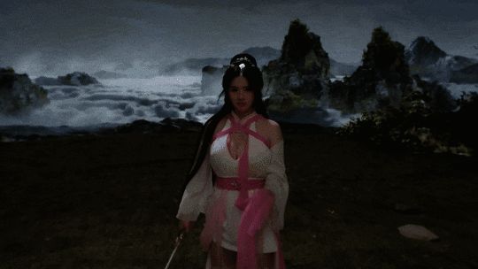 掩月门圣女尹瓶儿手持利刃，微笑着看向玩家