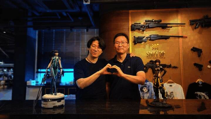 《剑星》主角手持长剑，背景为科幻风格城市