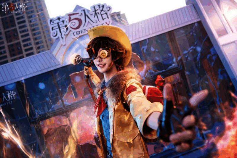 访客与庄园角色互动场景图