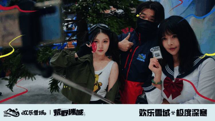 活动现场玩家们打卡拍照