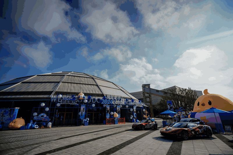 指挥官在《碧蓝航线》上海站场外痛车展区打卡