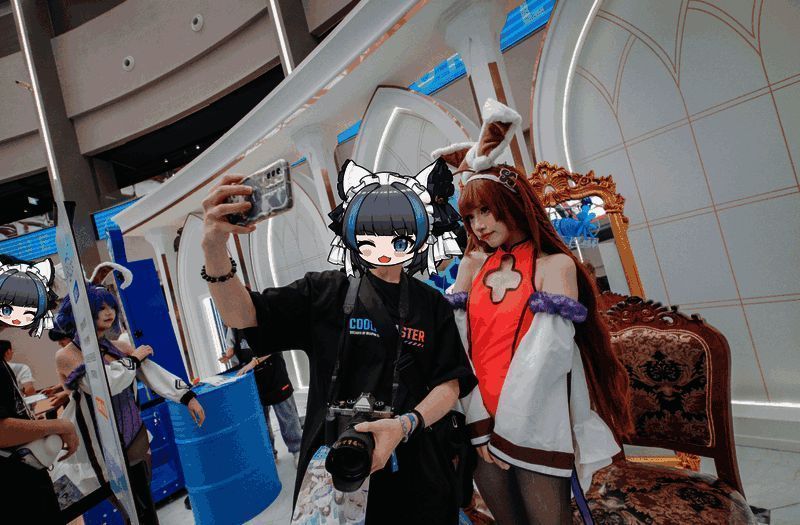 指挥官与港区少女coser在《碧蓝航线》上海站合影