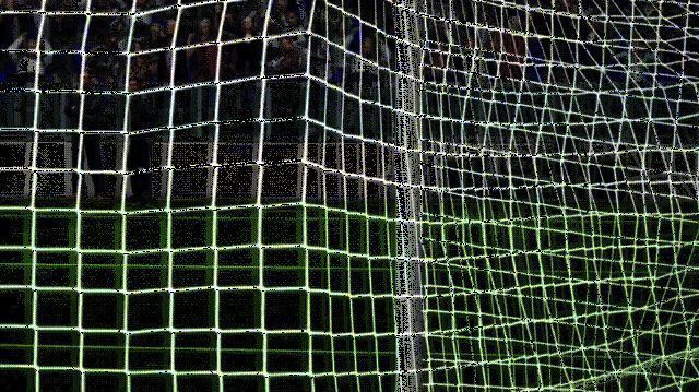 马丁内利外脚背弧线球动图