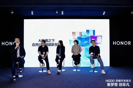 活动现场交流互动场景