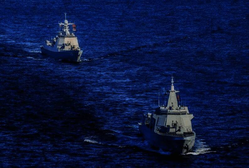 055大驱与美国航母编队对峙画面