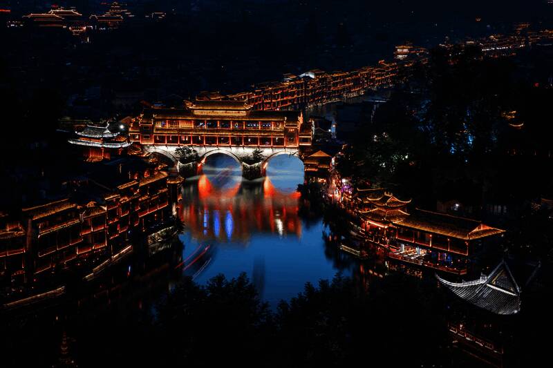 沱江边与吊脚楼的想象画面图