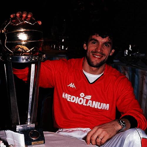 多纳多尼与冠军奖杯图片