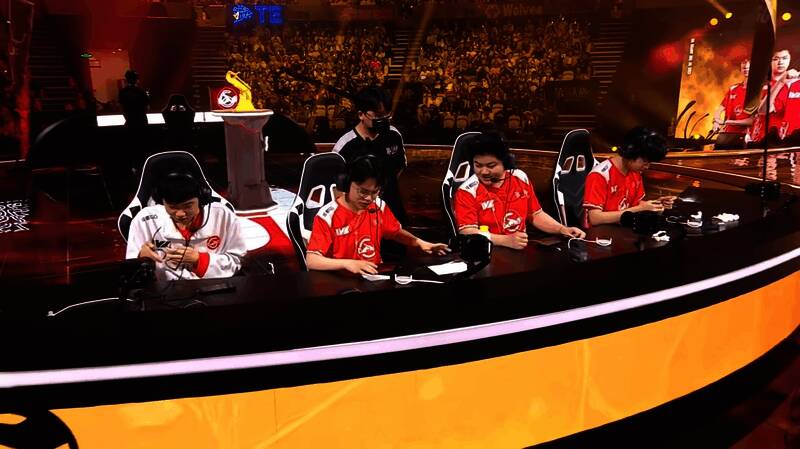 成都GG战队比赛激烈场面