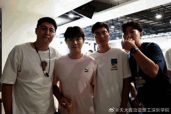 钱鑫与同学合照