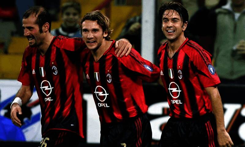 科斯塔库塔与奖杯合影