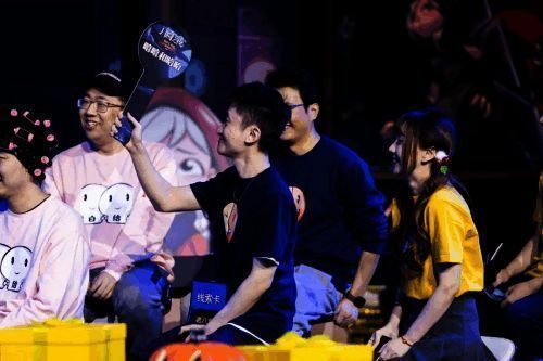 《月圆之夜》镜中对决S1赛季邀请赛糖果拍卖会现场画面