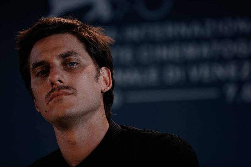 饰演Neil的演员Luca Marinelli