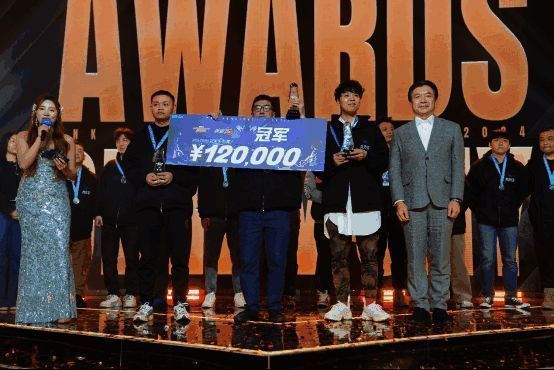 SNK社长兼CEO松原健二为选手颁奖