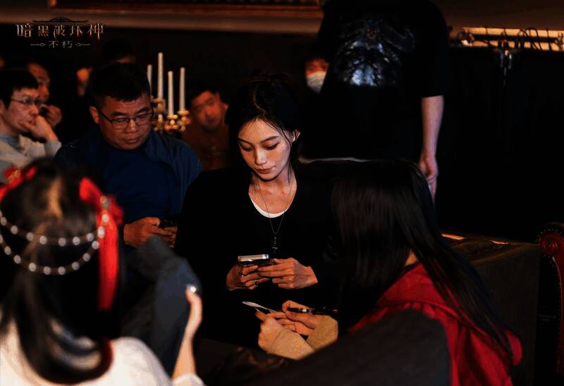 《暗黑破坏神：不朽》美女玩家现场图