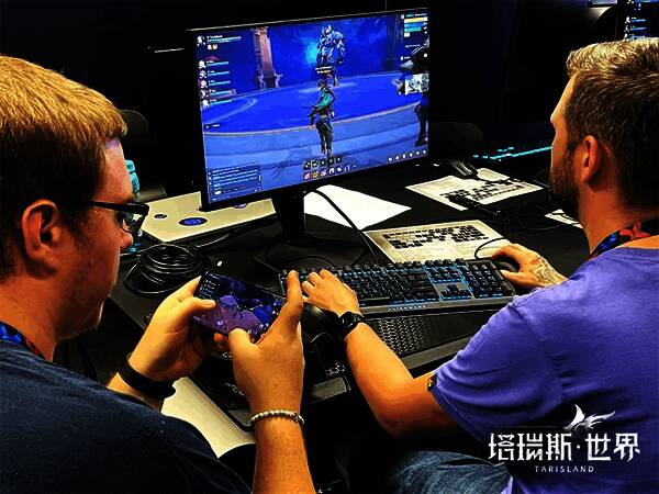 《塔瑞斯世界》试玩区热闹场景