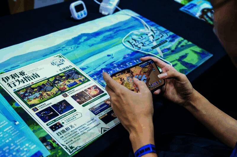 《铃兰之剑》活动现场玩家领取周边图片