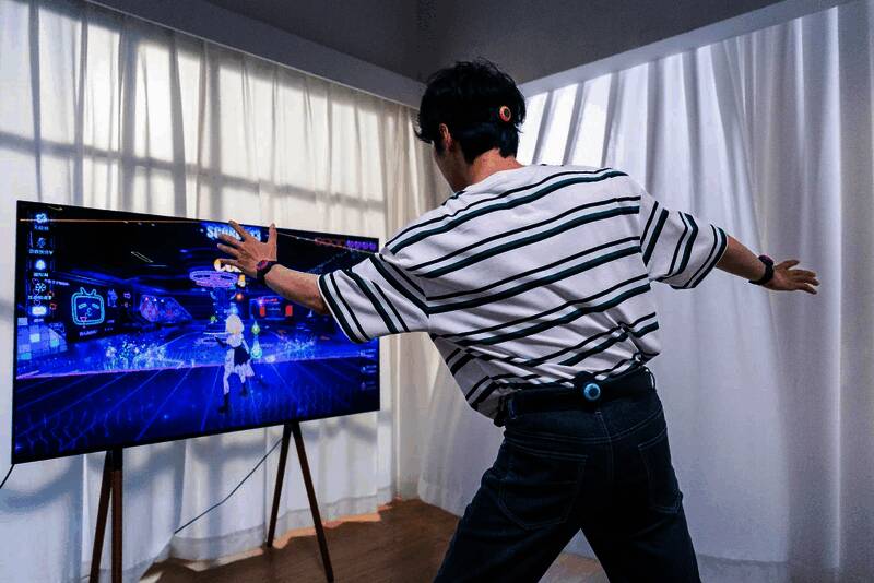 玩家使用mocopi体验游戏画面