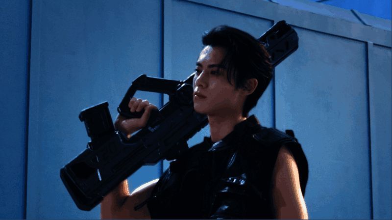 预告片中王鹤棣身处运输机画面