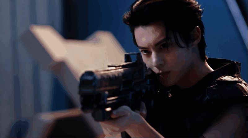 王鹤棣在预告片中展现专业姿势画面