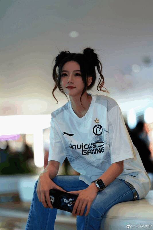 骆歆穿IG新队服照片4