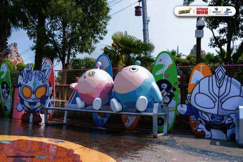 游客与奥特曼同框打卡