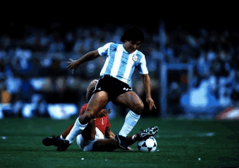 马拉多纳在绿茵场上的精彩瞬间