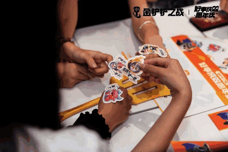 弈士们开心展示贴纸