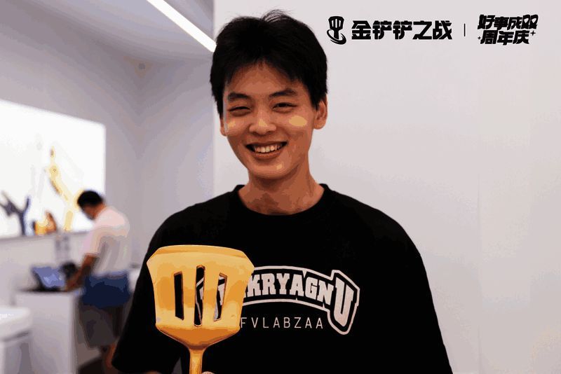 小哥哥手持好事成双铲开心合影