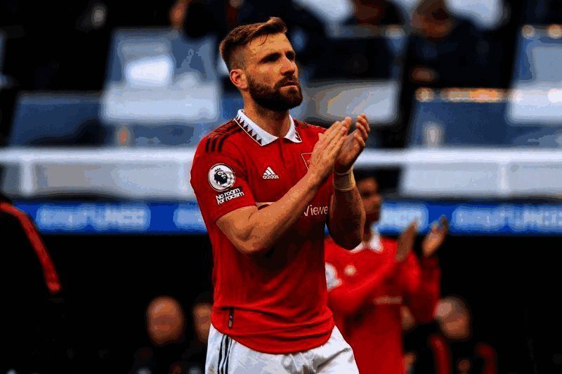 卢克 - 肖与奖杯合影