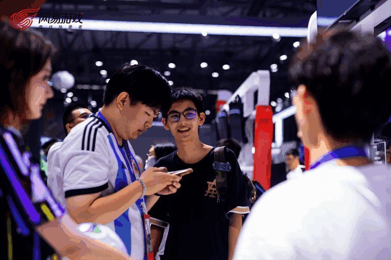 球迷玩家现场体验《实况足球》游戏