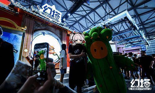 《幻塔》展台上的仿生机器仙人掌拍照场景