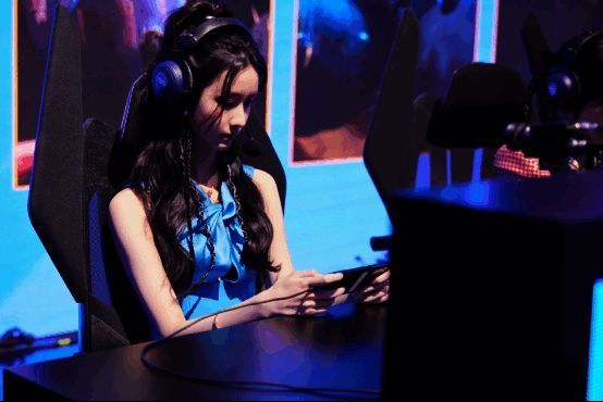 明星表演赛中英雄队下路组合照片