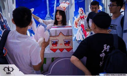 线下试玩区玩家与工作人员互动画面