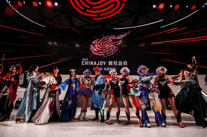 网易游戏展区舞台上的coser走秀