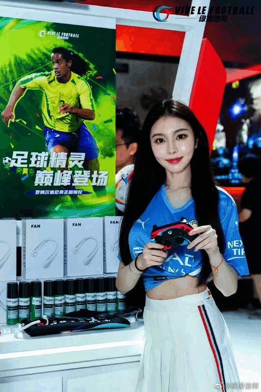 玩家在《绿茵信仰》展区试玩游戏